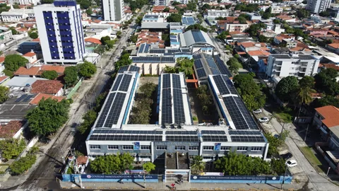 Fachada do Colégio Imaculado com sistema fotovoltaico e identificação do colégio