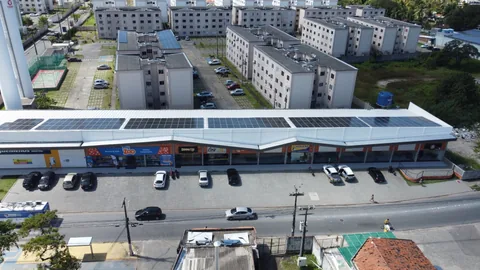Fachada do Empório Karla com sistema fotovoltaico instalado