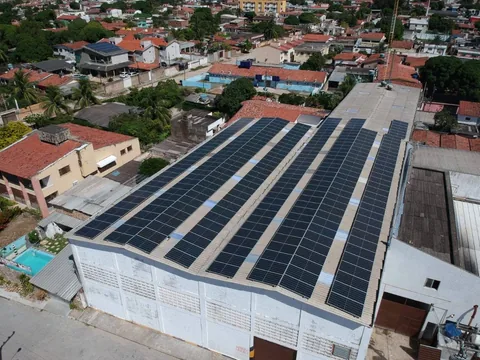 Vista aérea do sistema fotovoltaico instalado na Fábrica de Pão em Paulista