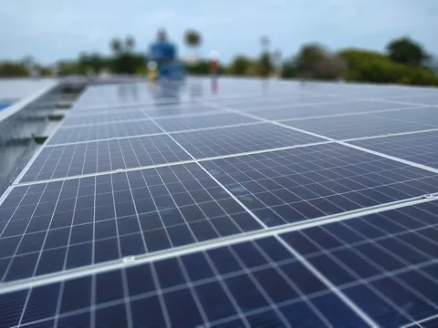 Módulos do sistema de energia solar da Galeria Diagonal Center em Paulista