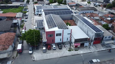 Vista aérea diagonal do complexo da Gráfica Bureau com sistema fotovoltaico