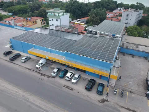 Fachada do Mercadinho Conceição com módulos fotovoltaicos