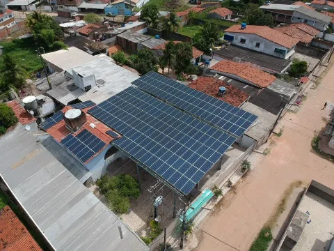 Vista aérea do sistema fotovoltaico da Peixaria do Gera em Paulista
