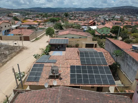 Sistema residencial de energia solar em Gravatá–PE.