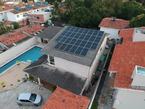 Sistema residencial de energia solar em Paulista–PE.