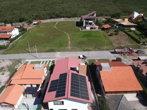 Sistema residencial de energia solar em Sairé–PE.