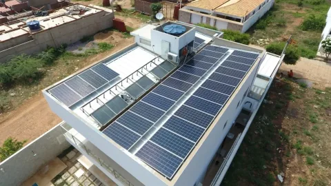 Instalação solar residencial em Serra Talhada–PE.