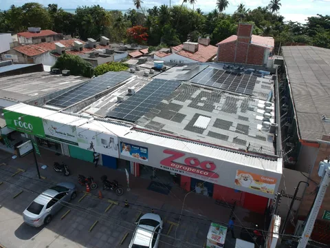 Vista aérea do sistema fotovoltaico comercial da Zoo Agropesca
