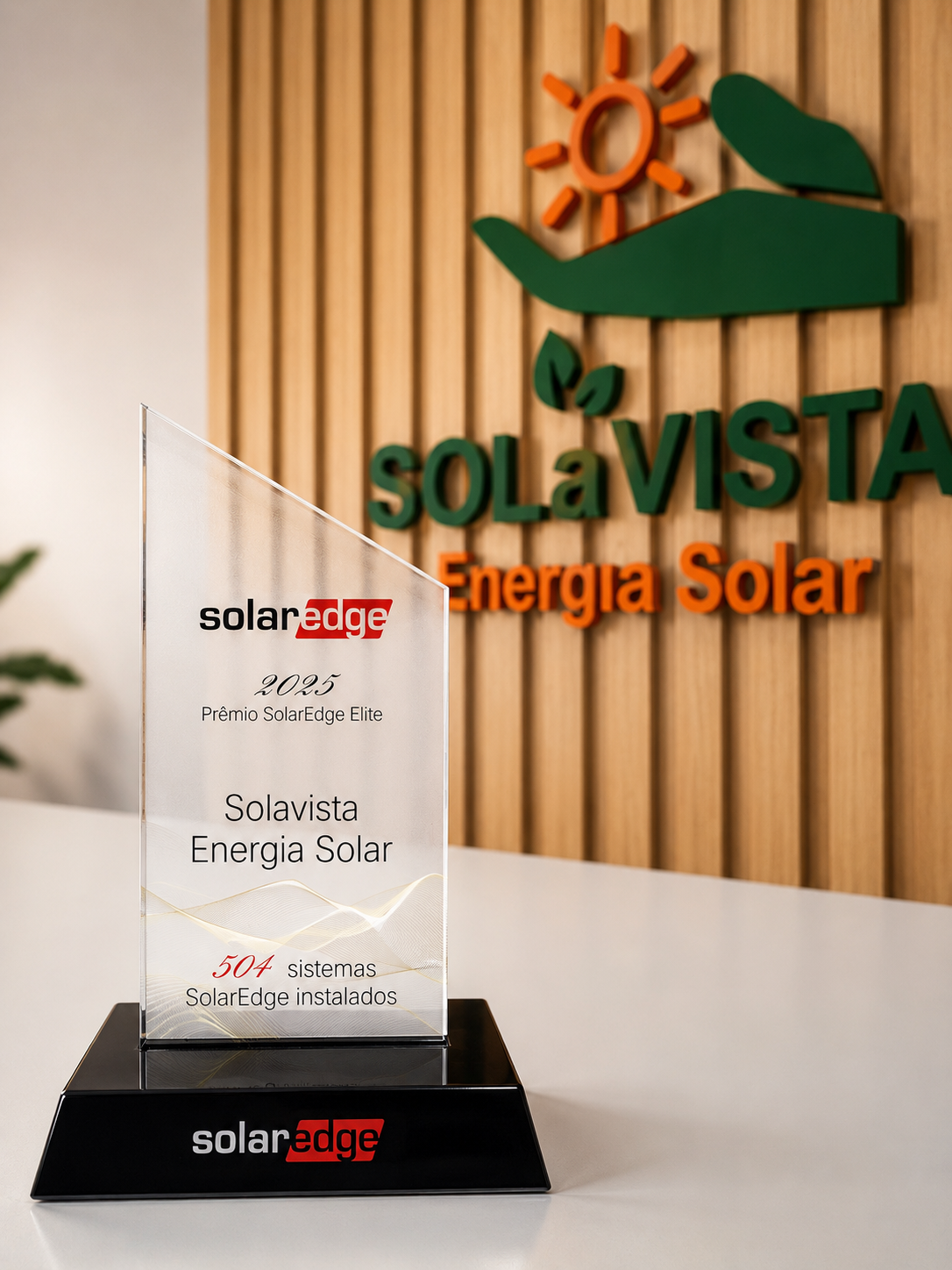 Prêmio SolarEdge Elite 2025 recebido pela SOLaVISTA pelo marco de mais de 50 sistemas SolarEdge instalados